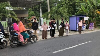 Merajut Ukhuwah Islamiyah, PCA Pademawu Pamekasan Bagi-bagi Takjil