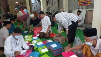 Masjid Hikmah Sediakan Takjil Gratis Setiap Hari untuk Berbuka