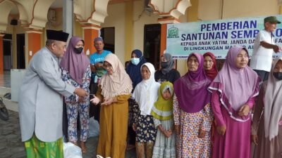 Takmir Masjid Al-Falah Pamekasan Santuni 100 Yatim, Janda dan Duafa